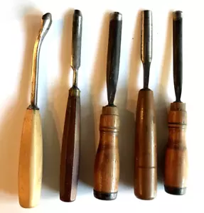 GRUPPO DI 5 SCALPELLI ANTICHI: MANICI IN LEGNO MASSELLO - SARGENT EFFIELD + ALTRI - Foto 1 di 6