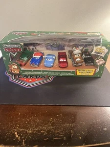 Disney World of Cars Mater rettet Weihnachtsgeschenkpaket mit exklusiver Rentiermater - Bild 1 von 1