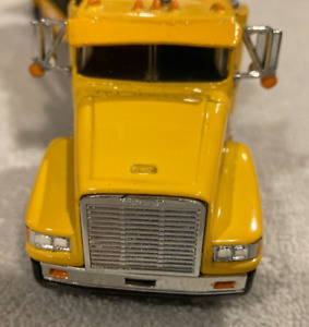 Tonkin Replicas Diecast Frieghtliner Daycab w/ AG Doubles 1:53 scale
