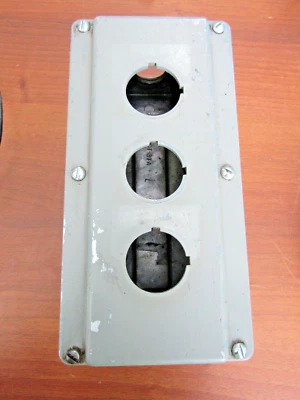🔥ALLEN BRADLEY 3 HOLE PUSH BUTTON ENCLOSURE PUSHBUTTON STATION 800T-3TA SER L - Image 1 of 4
