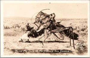 Cómic de exageración de colección de 1930 RPPC postal gigante saltamontes/foto CONARD - Imagen 1 de 2