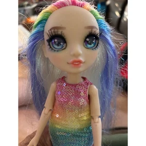 Rainbow High Jr High Special Edition Rainbow Pailletten Kleid Puppe - Bild 1 von 6