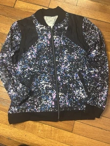 Chaqueta pequeña TAIL Activewear para mujer | Azul y púrpura estampado geométrico cremallera - Imagen 1 de 7