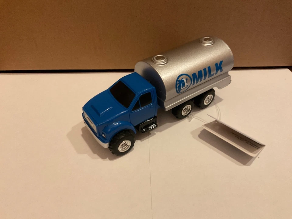 Ertl 1/64 1: 64 Collect N Play 牛奶油罐车 蓝色和银色 — 第 1/1 张图片