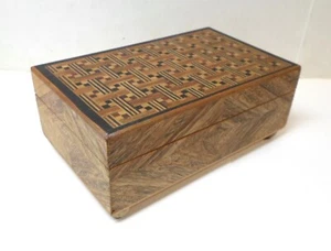 Antique PARQUETRY INLAID WOOD TRINKET BOX BASKETWEAVE Pattern Hinged Lid 5.5" Lg - Picture 1 of 9