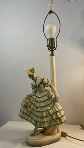 LAMPADA CERAMICA ART DECO VINO AUSTRIACO KERAMOS ABITO CRINOLINA 29” Alto Firmato - Foto 1 di 23