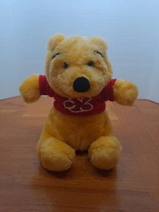 Peluche Winnie the Pooh con camisa roja 8" sentado - Imagen 1 de 8