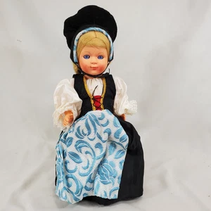 Vintage Touristenpuppe blaue Augen Ungarisch Rumänien Russisch Schwedisch Hartplastik - Bild 1 von 3