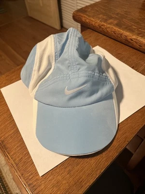 De Colección Nike Tailwind Fit Seco Dos Tonos Azul/Blanco Golf Ciclismo Gorra Sombrero Correa Trasera Foto 1 de 4