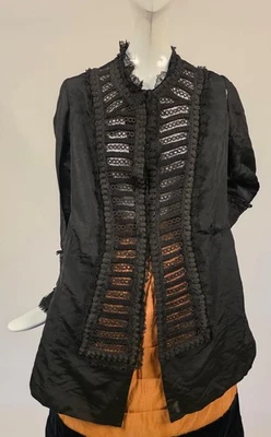 CHAQUETA VICTORIANA INUSUAL AÑOS 1870 BULLICIOSA ESPALDA CON INSERCIÓN DE ENCAJE TATUADO HECHA A MANO Foto 1 de 4