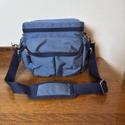 Bolsa de almuerzo/refrigerador Eddie Bauer azul marino varios compartimentos laterales. En engranaje Foto 1 de 4
