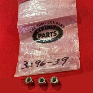 LOTE DE TRES tuercas de bloqueo Toro 3296-39 OEM Lawn-Boy NOS - Imagen 1 de 2