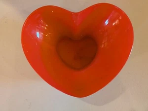 "Bandeja de bocadillos de caramelo plato para servir corazón de plástico rojo 10"" de ancho algo de desgaste" - Imagen 1 de 1