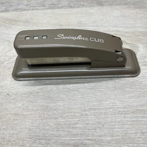 "Grapadora vintage Swingline Cub color tostado moca 5"" retro Long Island Nueva York" - Imagen 1 de 6