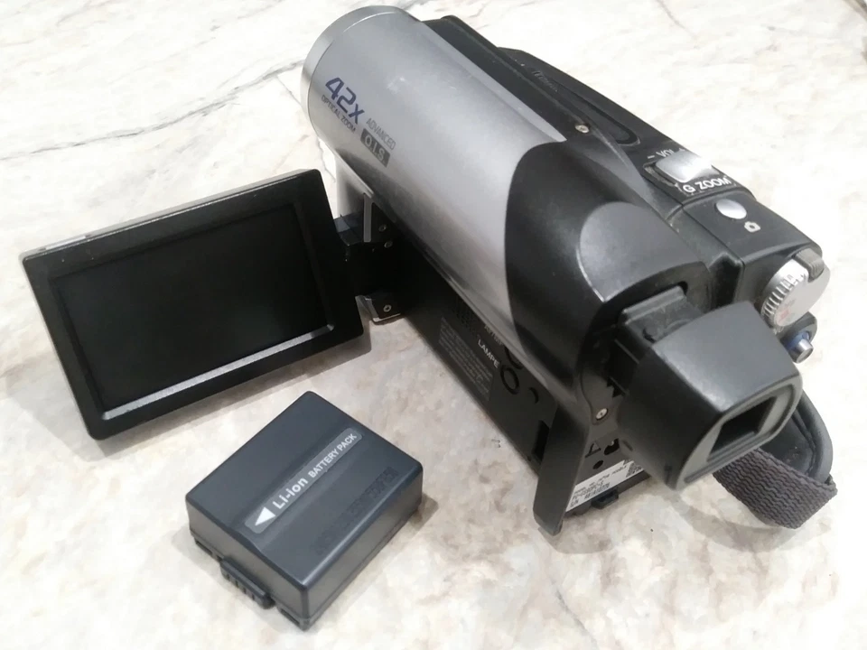 Panasonic PV-GS90PC Mini DV Digital Video Camcorder.W/1 Battery,No Charger. - Image 1 of 4