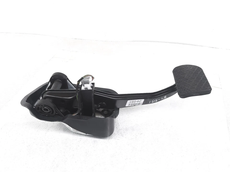 Pedal de freno Mercedes-Benz E300 2017-2019 con montaje de soporte 205-292-04-15 Foto 1 de 4