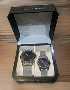 Juego de relojes Tahari de acero inoxidable con esfera azul para hombre y mujer NUEVO - Imagen 1 de 3
