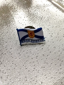"CL02 SOUVENIR REVERS FLAGGE PIN ""NOVA SCOTIA"" SOUVENIRREVERS FLAGGE PIN ""NOVA SCOTIA" - Bild 1 von 3