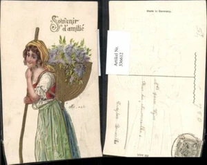 336612,Präge Litho Souvenir d amitie Frau i. Tracht Rückenkorb Blumen Wanderstoc - Picture 1 of 1