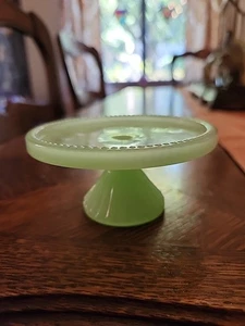 Plato de pastel vintage mini pedestal tamaño magdalena vidrio jadeíta 4" ancho x 2" alto - Imagen 1 de 10