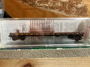 Micro Trains Spur N Chicago Burlington & Quincy Flachwagen mit Pfählen - Bild 1 von 2