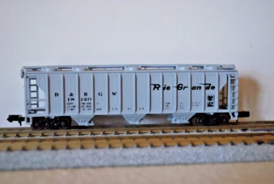 Con-Cor 0001-00 1767 50' 3-bay covered hopper, D&RGW, MT couplers, N-scale - Image 1 of 4