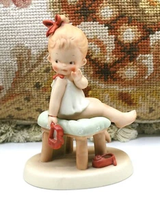 ENESCO MEMORIES OF YESTERDAY SITTING PRETTY 1990 PORCELAIN FIGURINE - Picture 1 of 11