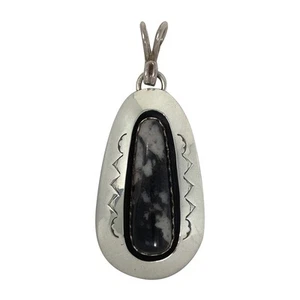 Lyanne Goodluck, Colgante, Búfalo Blanco, Caja de Sombras, Navajo Hecho a Mano, 2 1/4" - Imagen 1 de 3