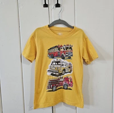 Camiseta gráfica Wes and Willy niño pequeño camión de bomberos 4T Foto 1 de 4