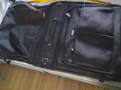 Bolsa de viaje plegable con asa superior de nailon negra Embark Foto 1 de 4