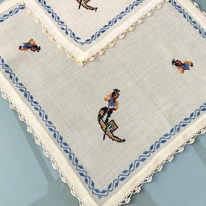 2 x Cream NAPKINS - Gondolas in Venice - Hand Sewn, Hand Embroidery & Crochet - Foto 1 di 7