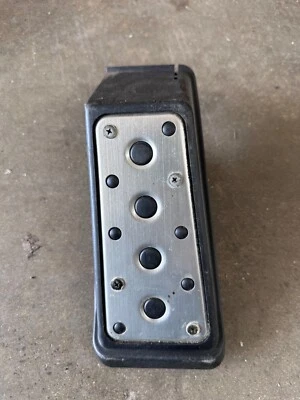 2001 2002 2003 2004 2005 LEXUS IS300 reposapiés de piso del conductor almohadilla de pedal muerto OEM Foto 1 de 4