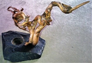 Skulptur in lackierter Naturrebe auf großem Schiefersockel - Bild 1 von 3