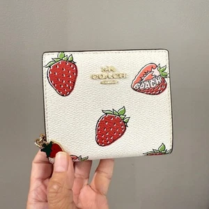 Cartera a presión Coach CAP18 con estampado de fresa - Imagen 1 de 7