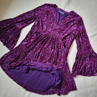 Vestido feminino Whimsigoth veludo roxo tamanho médio The Pyramid Collection  - Imagem 1 de 4