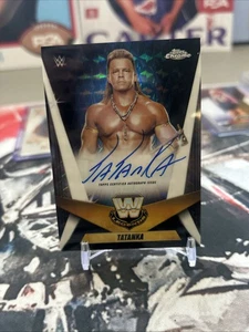 Tatanka 2025 Topps Chrome WWE Legendary Auto Geometric Refractor #LCA-TT - Bild 1 von 3