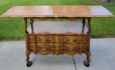 20 世纪 60 年代 Thomasville 法国省路易十五核桃自助餐服务器/酒吧柜 — 第 1/3 张图片