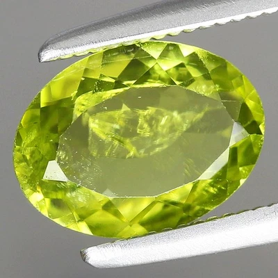 1.09ct t.w 7.9x5.9mm Oval Natural Green Peridot Gemstone, Myanmar - Image 1 of 4