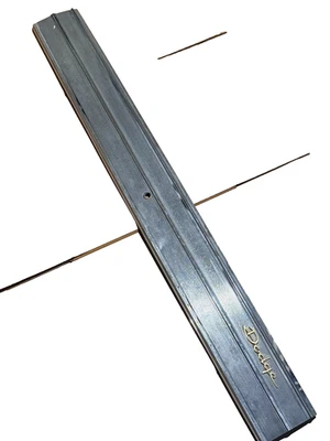 Dodge Coronet 500 1965 OEM Mopar acabado maletero panel moldura y emblema dorado 2526337 Foto 1 de 4