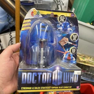 Doctor Who - Cyberman v Dalek Strategist Temporal Blast Combat *Defectos de embalaje* - Imagen 1 de 8
