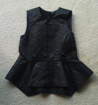 Elizabeth & James Brocado Yumi Top Texturizado Negro Peplum Sin Mangas Ligero Brillo Foto 1 de 4