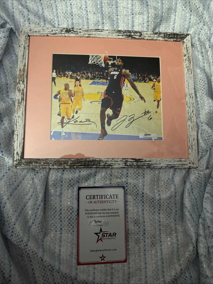 Foto firmada por Kobe Bryant, Lebron James de 8x10 en un 11x14 Matt “Lakers” Salón de la fama, certificado de autenticidad Foto 1 de 1