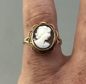 Modern 9ct Yellow Gold Cameo Ring UK Size Q 1992 2.77g ILZX - Picture 1 of 4
