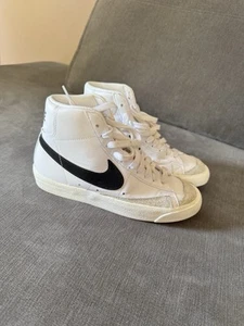 Nike Basketballschuhe ältere Jungen Uk Größe 4,5 - Bild 1 von 4