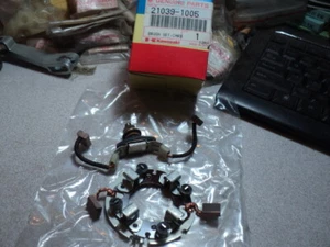1980-86 KAWASAKI KZ 440 550 1000 1100 EL JUEGO DE CEPILLO DE CARBONO ARRANQUE FABRICANTE DE EQUIPOS ORIGINALES 21039-1005 - Imagen 1 de 4