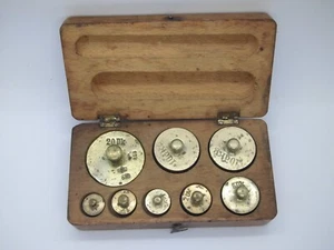 Antike Messinggewichte im Holzkasten-Satz komplett-5g,10g,1dkg,2,5,2x10,20dkg - Bild 1 von 4
