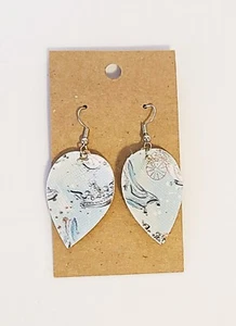 Pendientes colgantes ligeros de imitación de cuero en forma de lágrima - Cuento de hadas con estampado de Cenicienta - Imagen 1 de 1