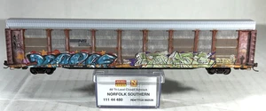 MICRO-TRAINS N 89' TRI-LEVEL CLOSED AUTORACK WEATHERED/GRAFITI NS 11144480 - Picture 1 of 4