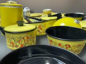 Set pentole, padelle, bollitori e coperchi da cucina gioco per bambini anni 70 latta funghi grandi giallo 21 pezzi - Foto 1 di 3