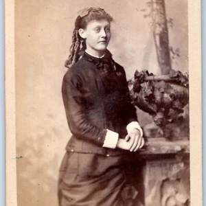 Tarjeta fotográfica CDV Prior Bros H22 de Providence, RI linda joven dama niña años 1870 - Imagen 1 de 4